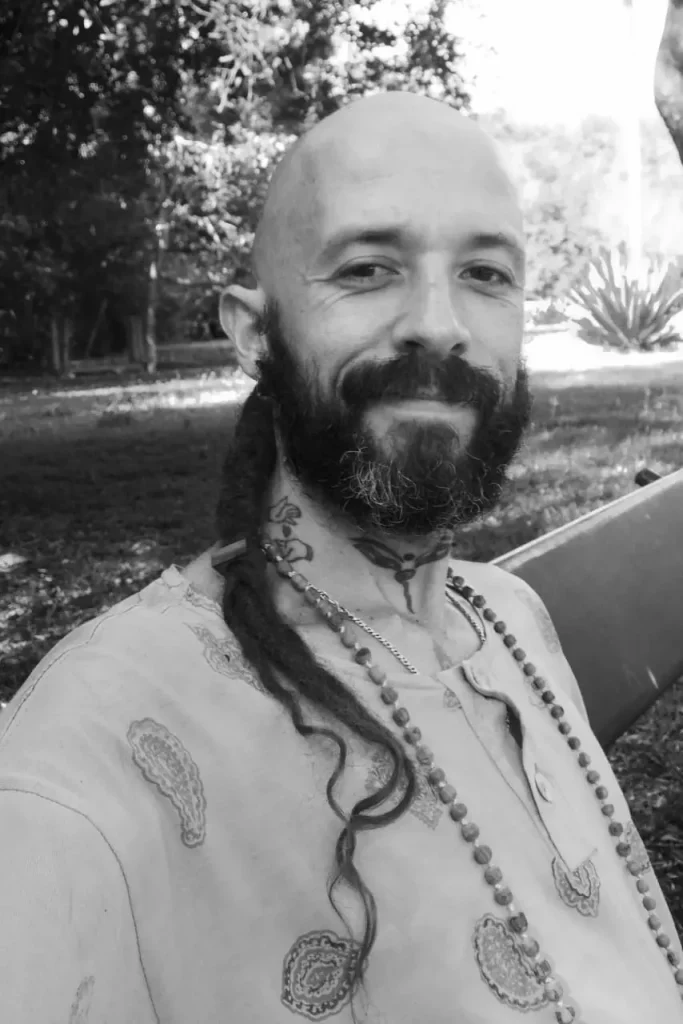 Portrait en noir et blanc du créateur de l'Oracle du Ciel souriant